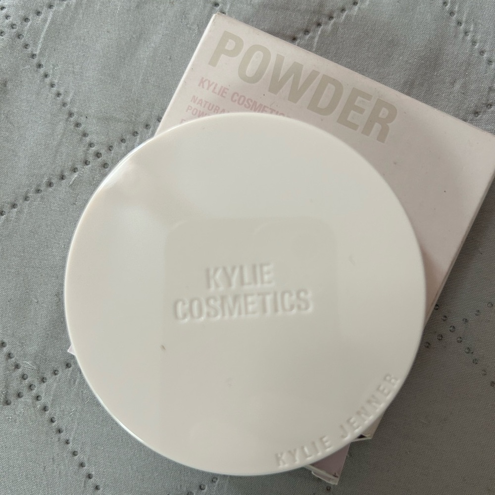 Kylie Cosmetics Natural Blur Powder Foundation 4WN